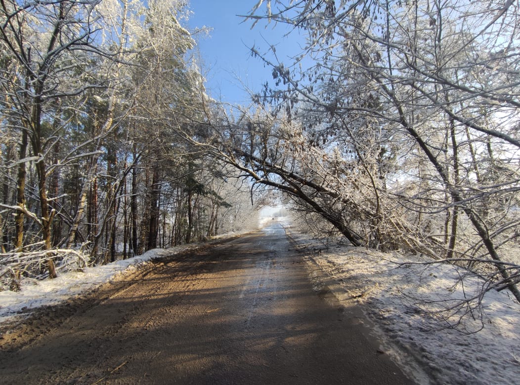 Устраняются последствия непогоды в городе.